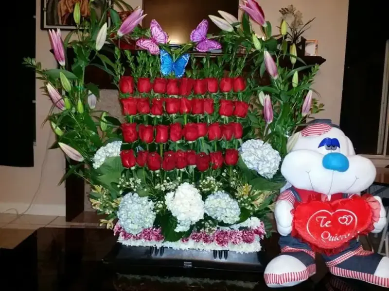 Wall of red roses with hydrangea and a Te amo plush dog